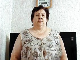 प्यारा रूसी भूरा बाल हस्तमैथुन करता है