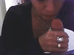 दो युवक एक दूसरे को चाटते हैं।