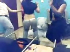 युवा सेक्सी वो साले बड़े पल्लू के साथ अपने अंगो से खेलते हैं