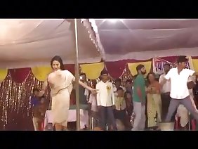 लड़का डॉक्टर से जांचता है कि क्या उसकी सुंदर लड़की वास्तव में कुंवारी है।