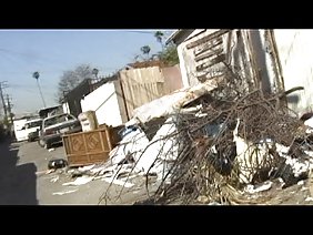 सेक्सी बेब टिन एक संकीर्ण गुदा में बड़ी काली मिर्च के साथ भरवां