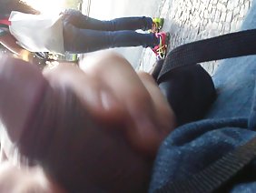 आदमी एक कराह रही लड़की की चूत में एक बड़ा डिक पेश करता है