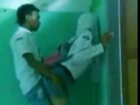 बंधी हुई है और मजबूर है बस्टी चिक को बकवास