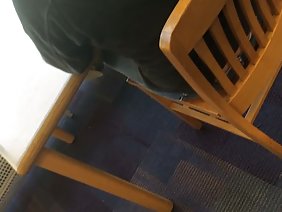 दुबला पतला कैमरा पर बिल्ली दिखाता है