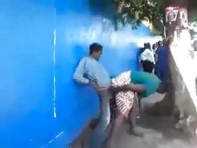 एक बहुत पतला आदमी दो फ्लैट खींचता है