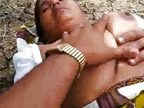 एक बड़े ट्रंक के साथ एशियाई कुतिया गड़बड़