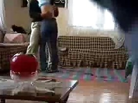 सफेद बर्फ पर मोजा में मोटे रूसी चूजे