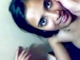 सुंदर सुनहरे बालों वाली पागल मुंडा मुंडा बिल्ली में ग्राहक