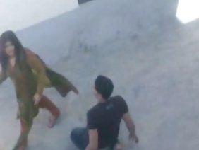 अपने पैरों के बीच ऊंचे झबरा के साथ मुल्टो प्रेमी के सफेद सदस्य पर कूदता है