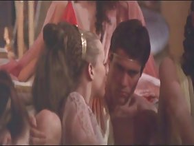 प्यारा बेब शरारती सोफे पर हस्तमैथुन